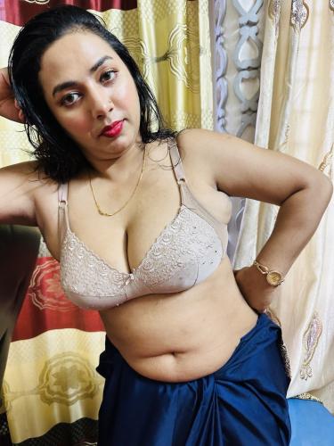 Mature Indian bhabhi naked and ready for sex