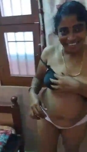 Mallu wife stripping saree and boob feed