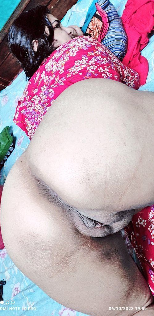 Mature Indian aunty naked pussy and big ass