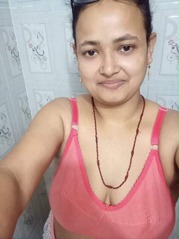 Mature Indian MILF nude bath and video call chat
