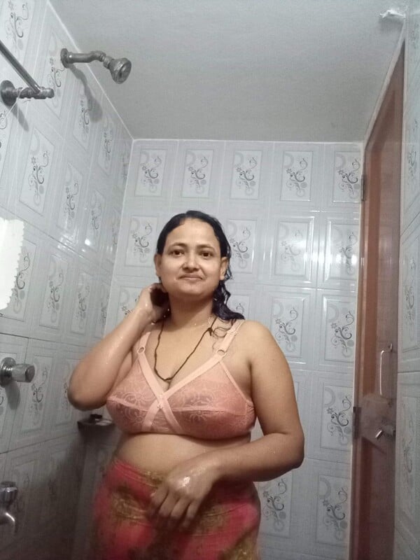 Mature Indian MILF nude bath and video call chat