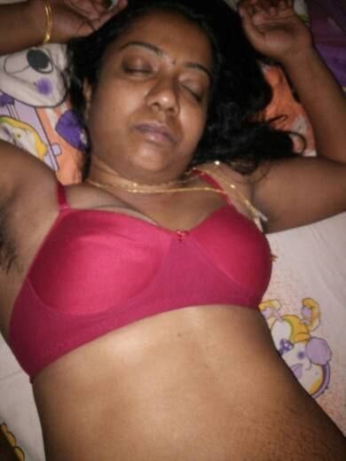 Tamil wife boobs show during sleep and sexy pics