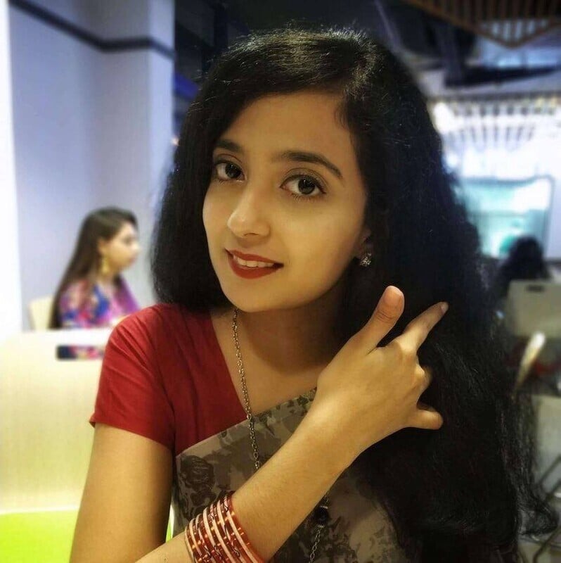 Wife in red bra sucks big dick of her husband