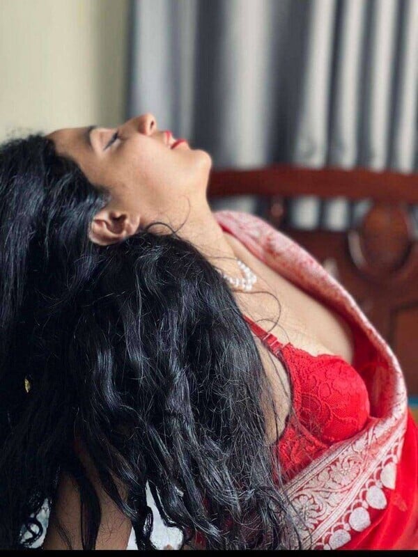 Wife in red bra sucks big dick of her husband