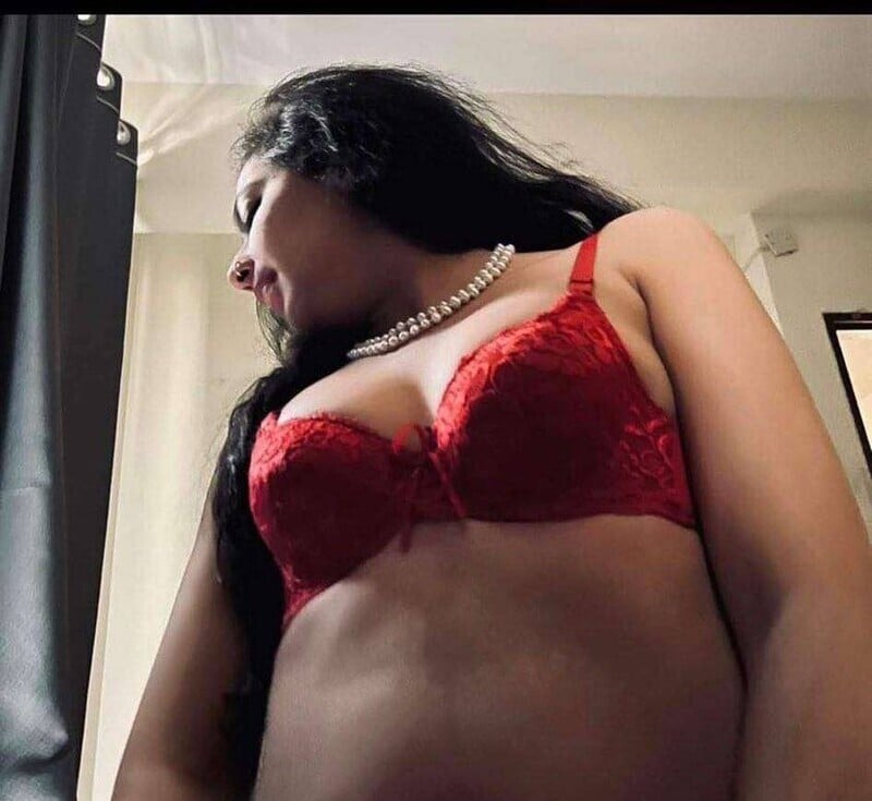 Wife in red bra sucks big dick of her husband