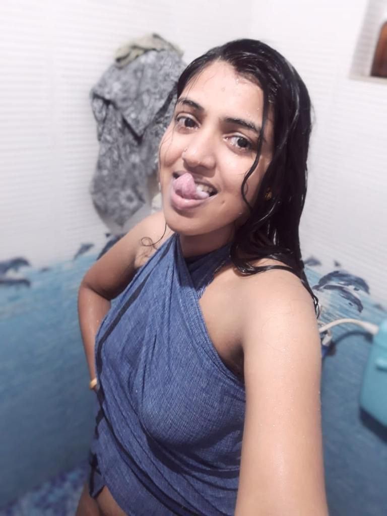 Beautiful girlfriend nude selfies in bathroom