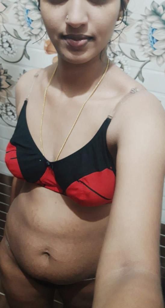 Beautiful girlfriend nude selfies in bathroom