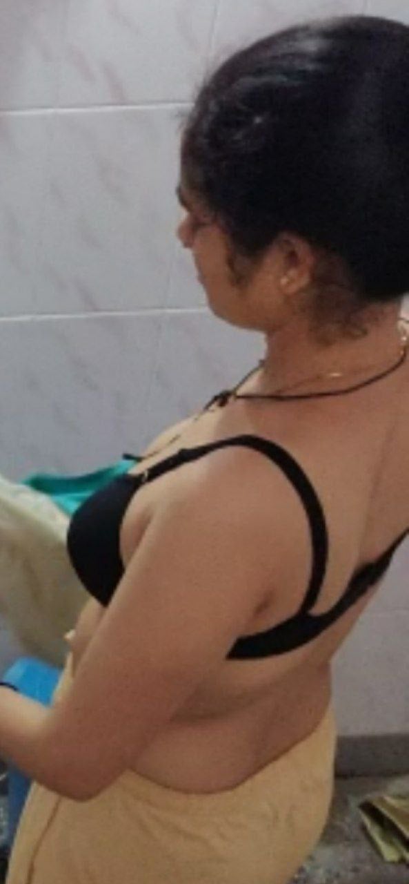 Beautiful girlfriend nude selfies in bathroom