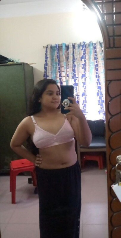 Beautiful Indian maal nude selfies looking seductive