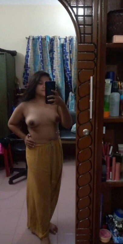 Beautiful Indian maal nude selfies looking seductive