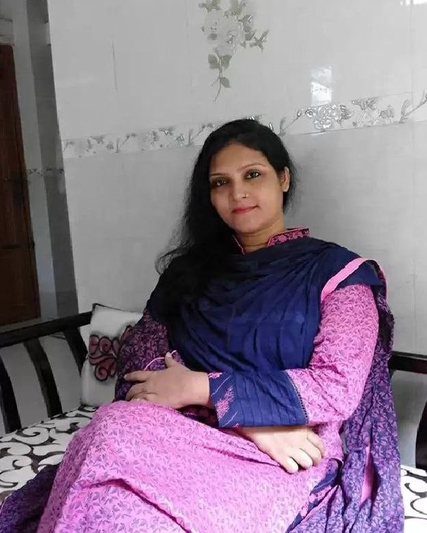 Mature MILF naked huge boobs on display