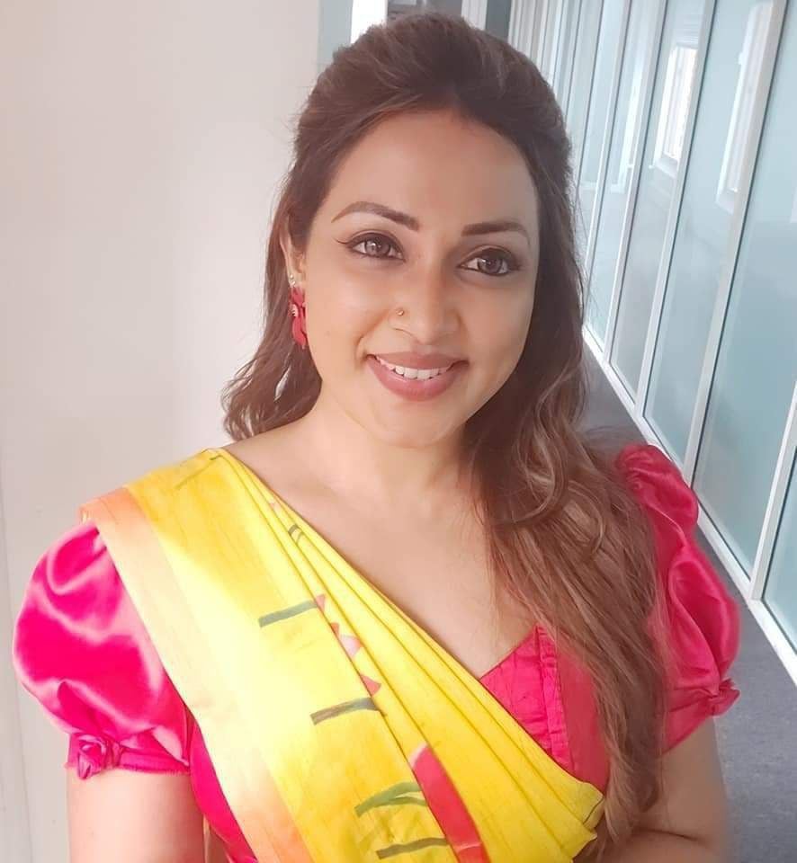 Srilankan high class wife topless photos exposed