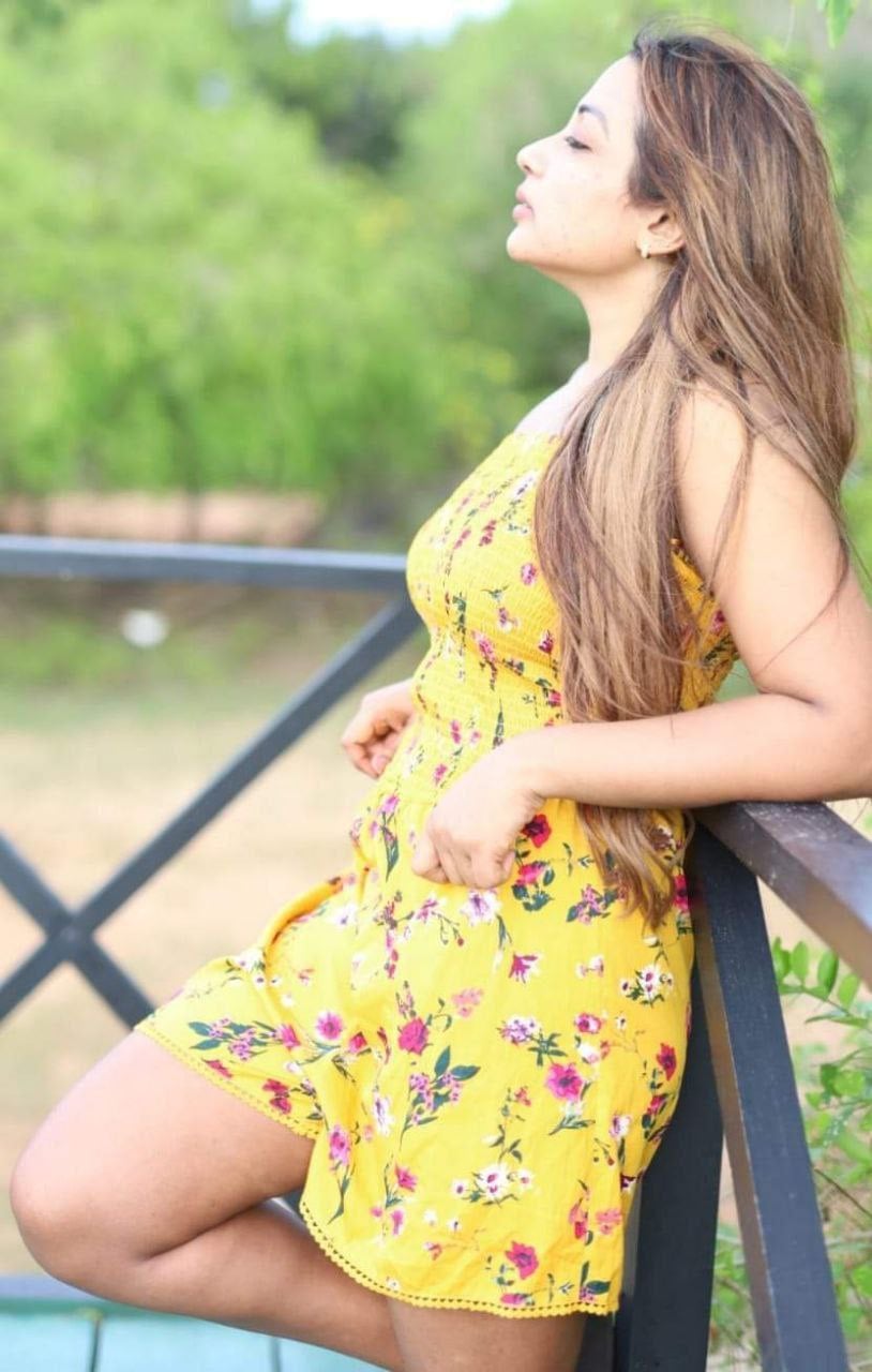 Srilankan high class wife topless photos exposed