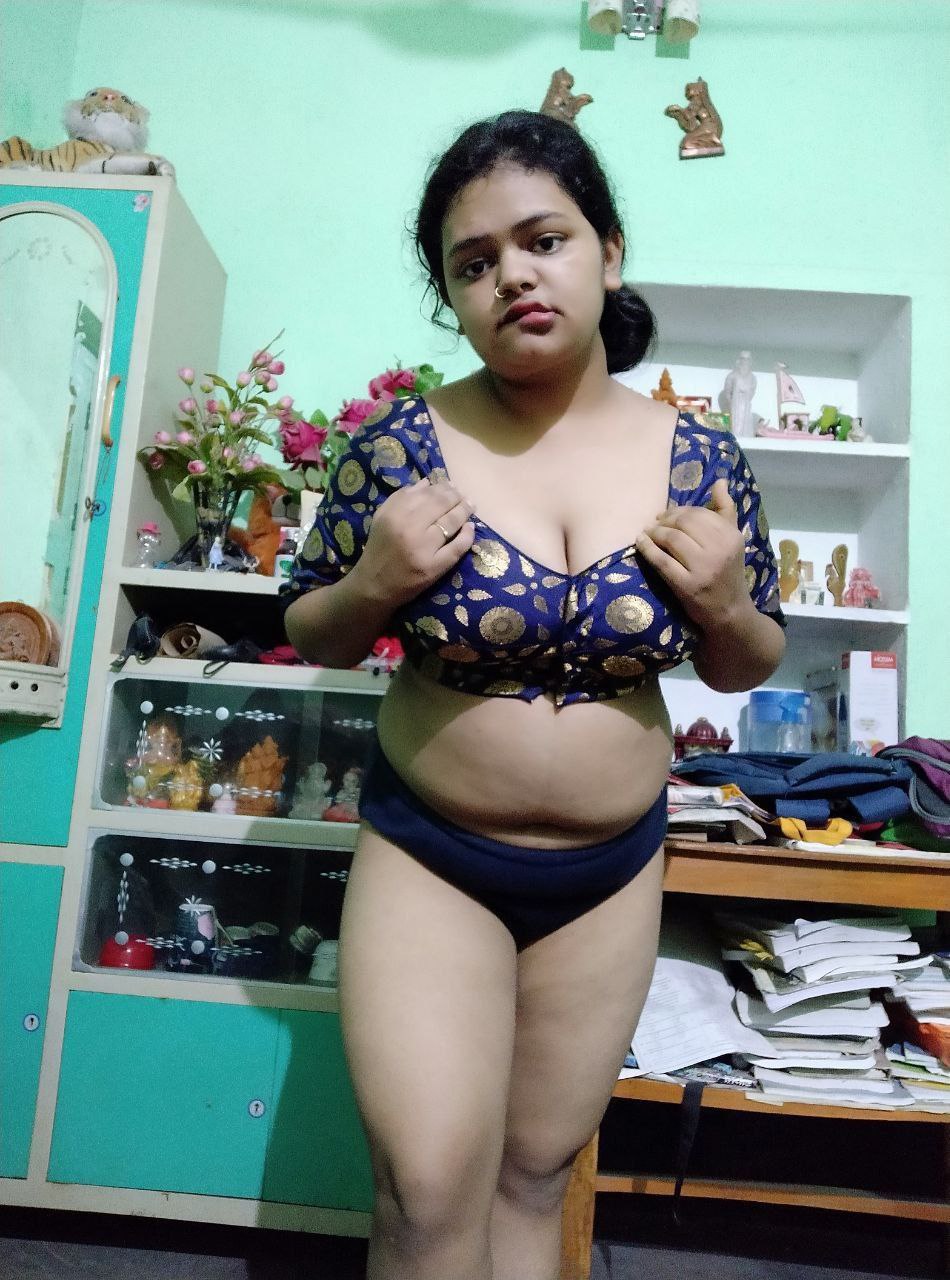 Chubby Indian slut fingering her horny pussy
