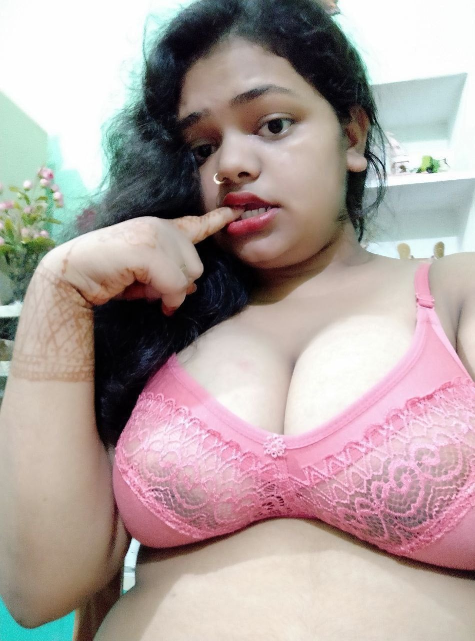 Chubby Indian slut fingering her horny pussy