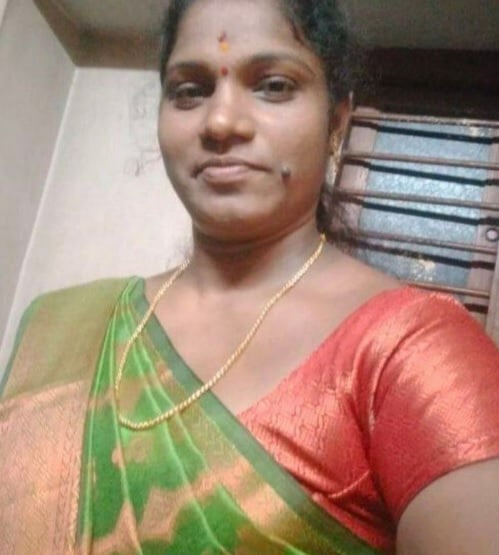 Tamil wife stripping saree and showing nude body curves