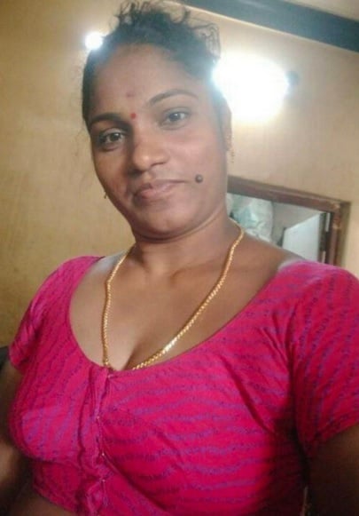 Tamil wife stripping saree and showing nude body curves