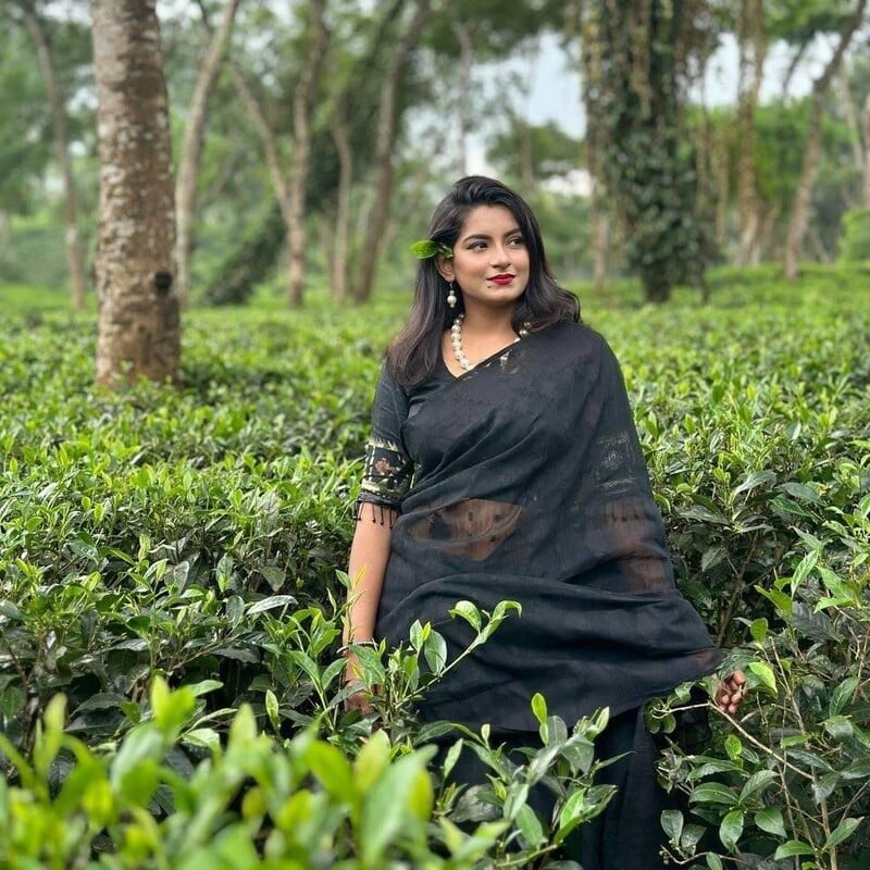 Desi girl in saree shown her naked body parts