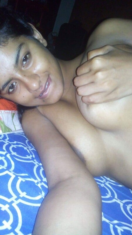 Desi girl in saree shown her naked body parts