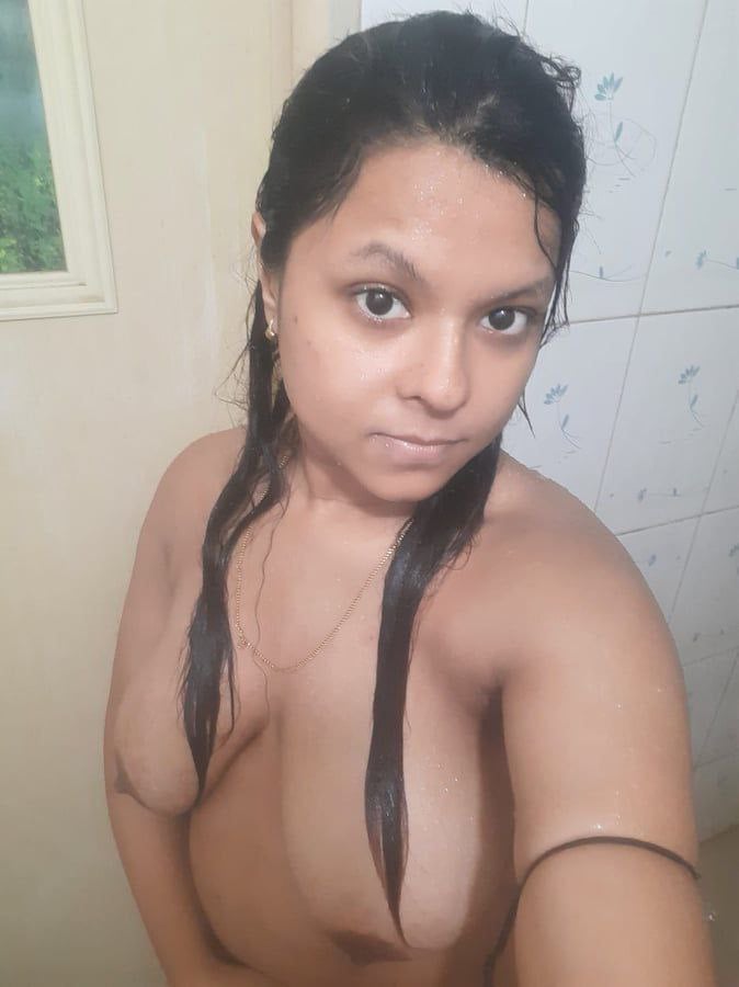 Desi girl nude bathing and big boobs flaunt