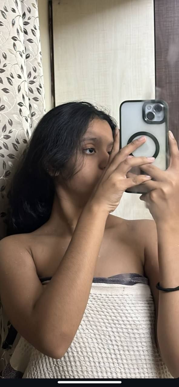 Girlfriend in towel shows big boobs and naked pussy