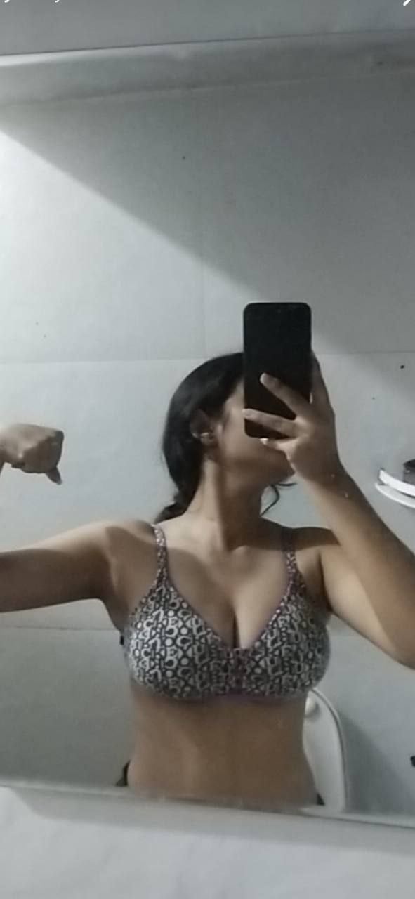 Girlfriend in towel shows big boobs and naked pussy