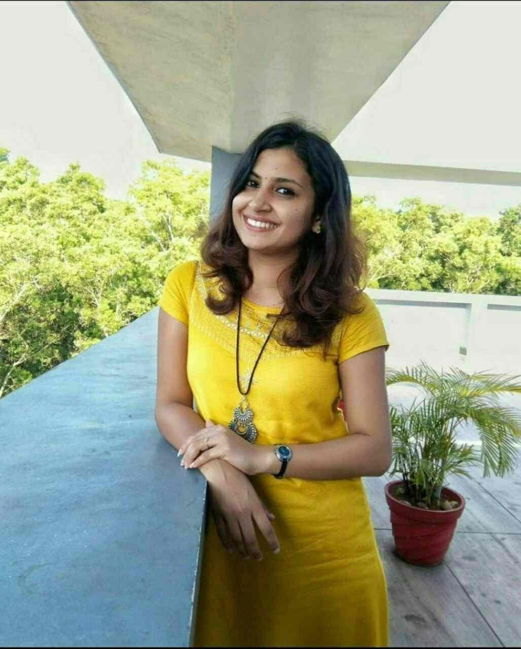 Hottest Indian office girl topless photo for teammate