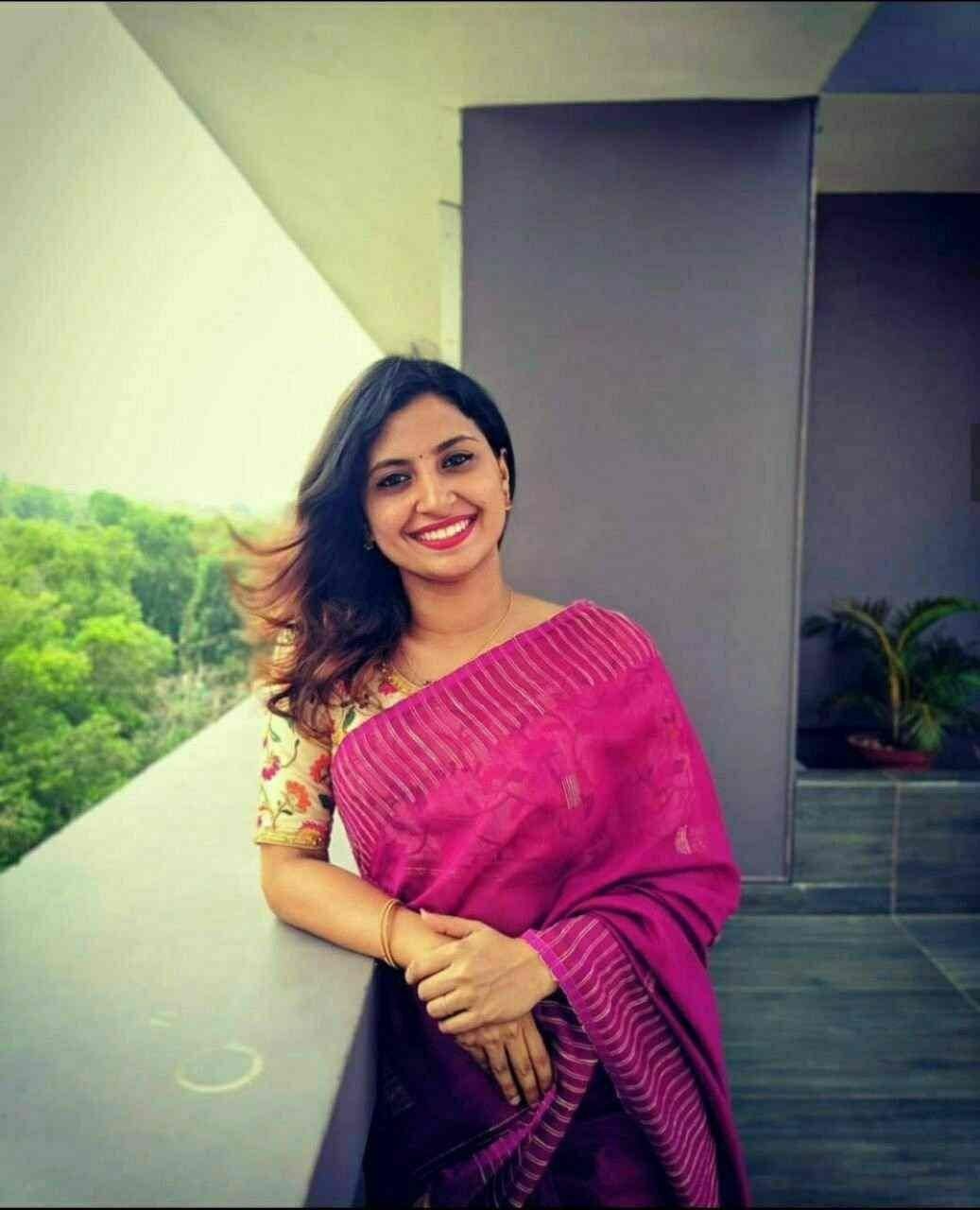 Hottest Indian office girl topless photo for teammate