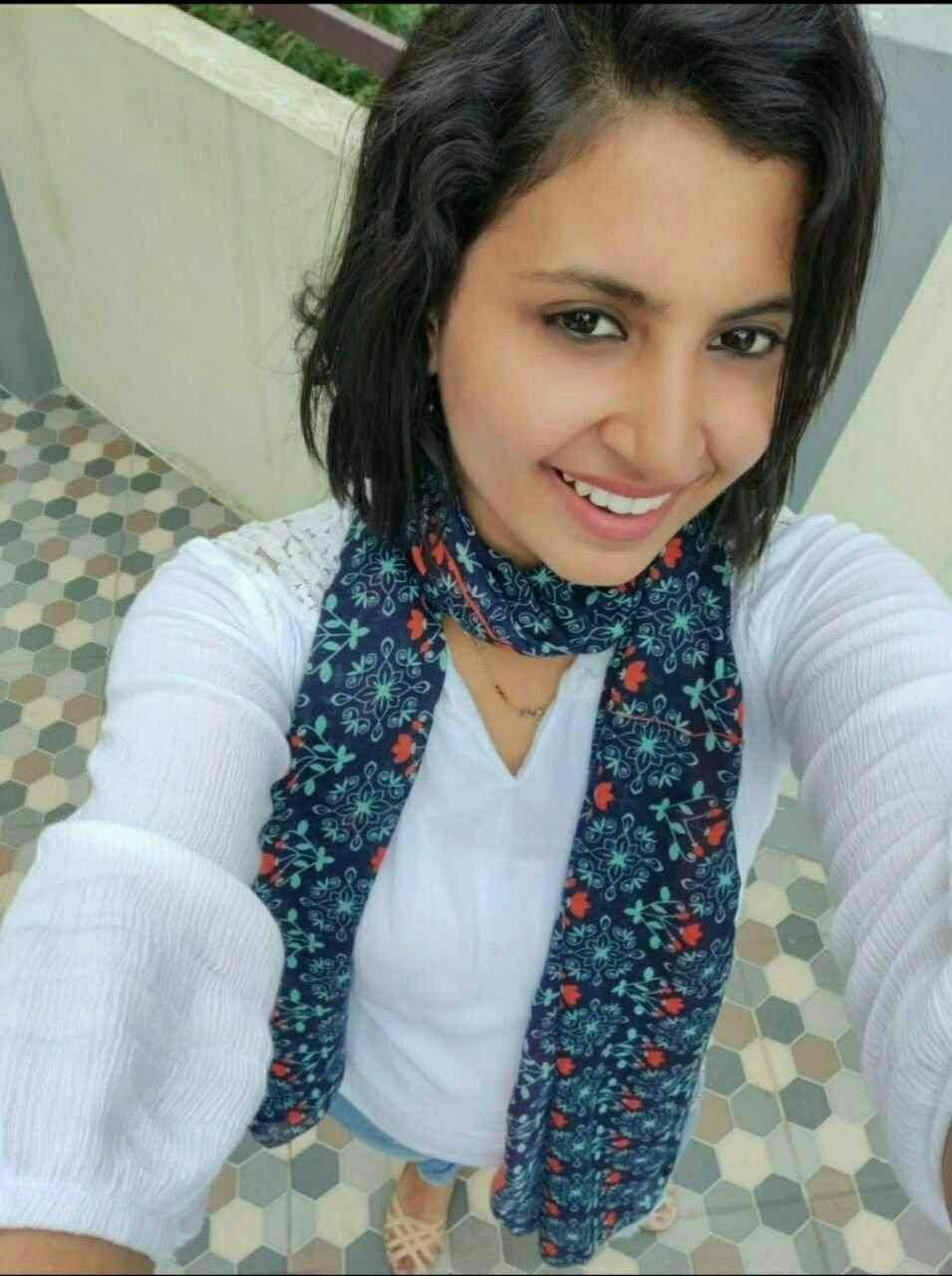 Hottest Indian office girl topless photo for teammate