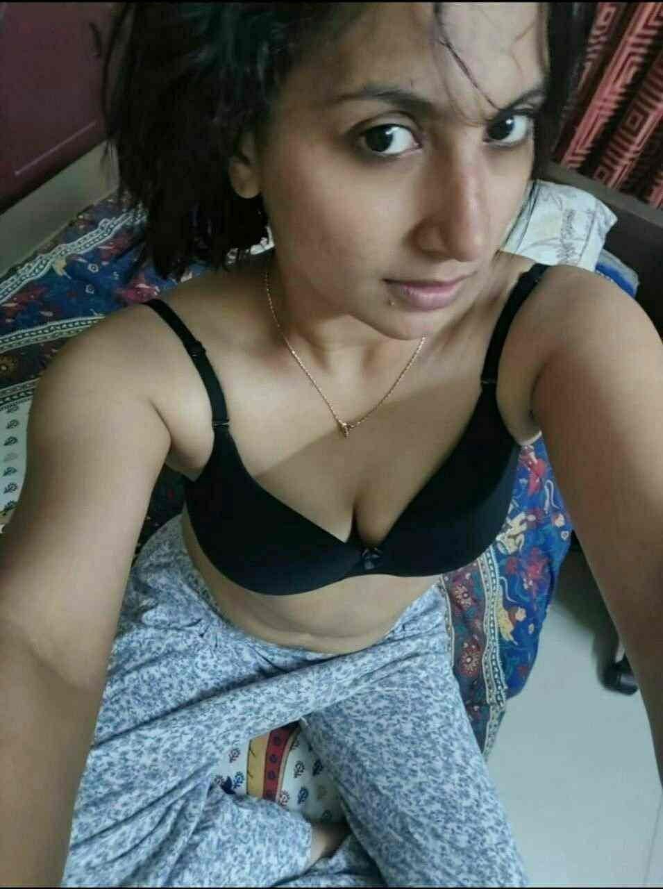 Hottest Indian office girl topless photo for teammate