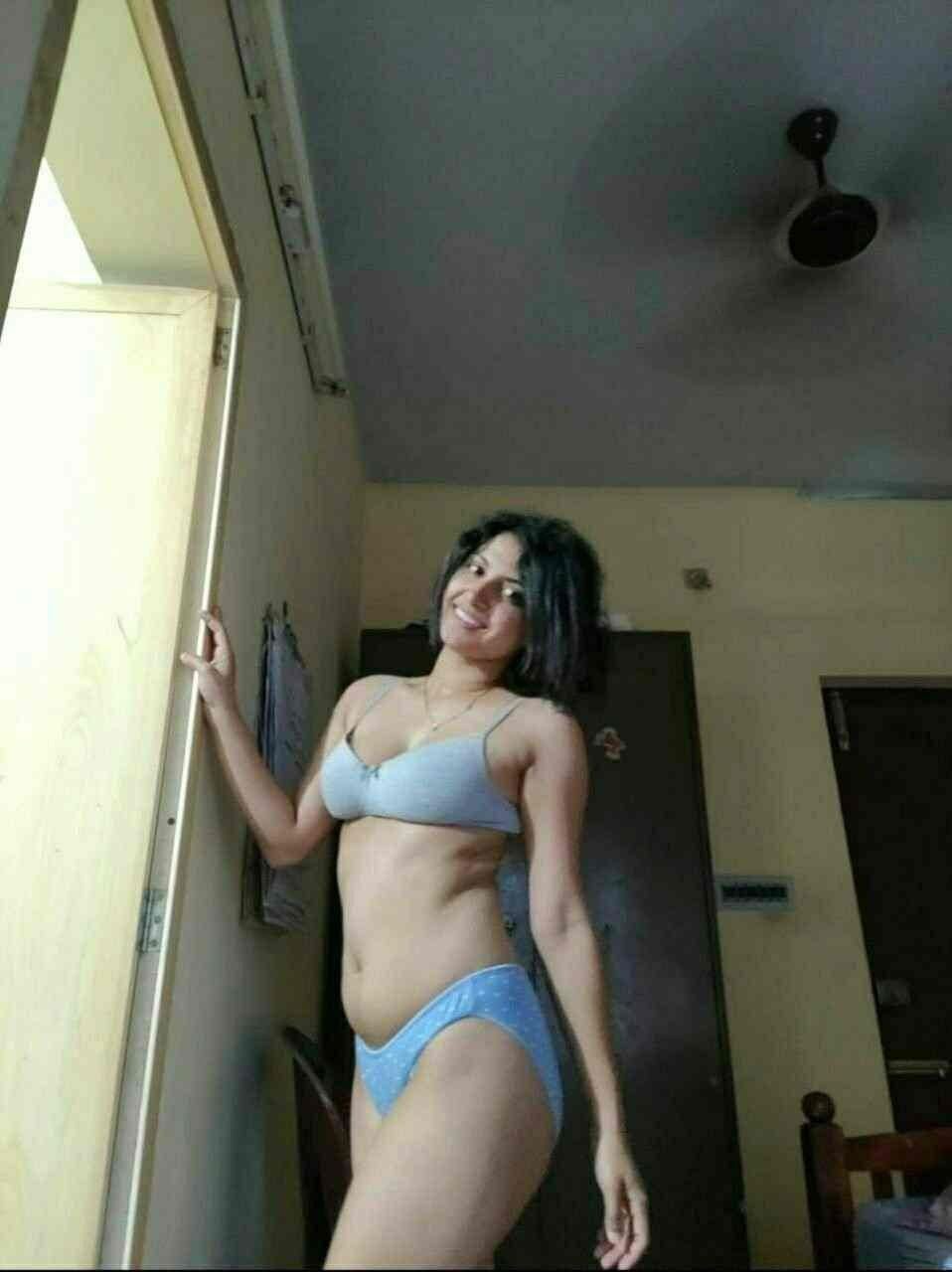 Hottest Indian office girl topless photo for teammate