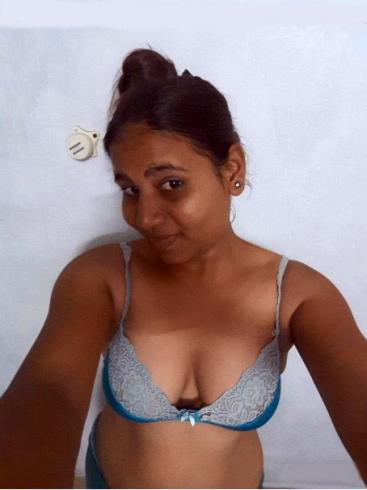 Indian girl topless boobs showing selfie pics