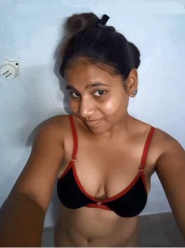 Indian girl topless boobs showing selfie pics