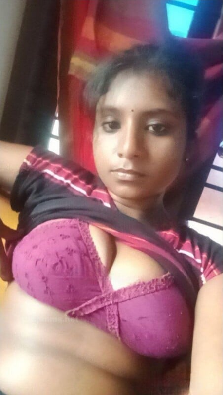 Dusky Tamil girl topless selfies for boyfriend