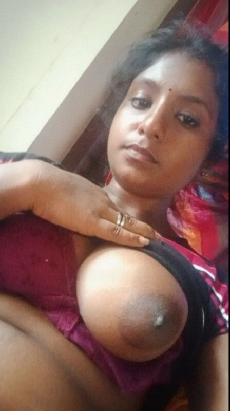 Dusky Tamil girl topless selfies for boyfriend