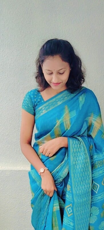 Indian girlfriend in saree showing boobs to lover