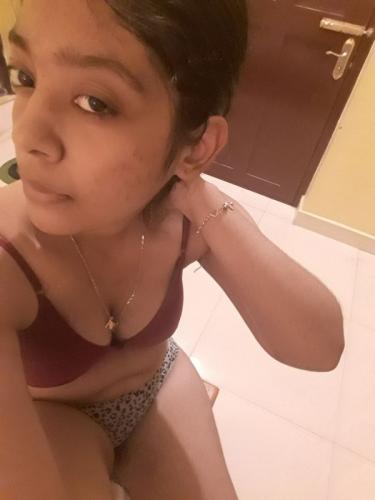 Indian cute girlfriend topless photos release