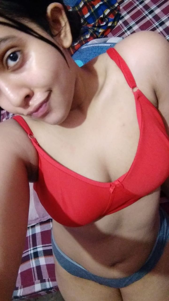 Busty beauty nude seductive photos shared