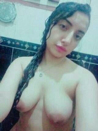 Cute Indian bathing girl private body parts show
