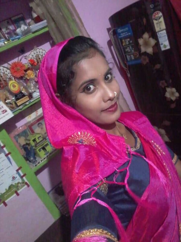 Exposing nude photos of sexy girlfriend