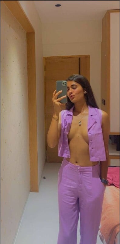 High class Indian girl nipple slip HD photos