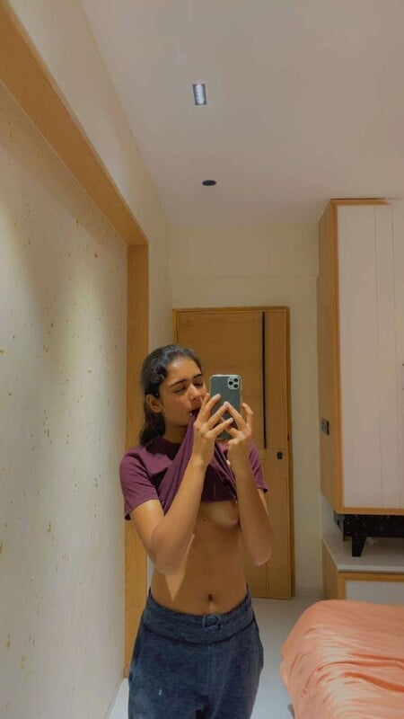 High class Indian girl nipple slip HD photos