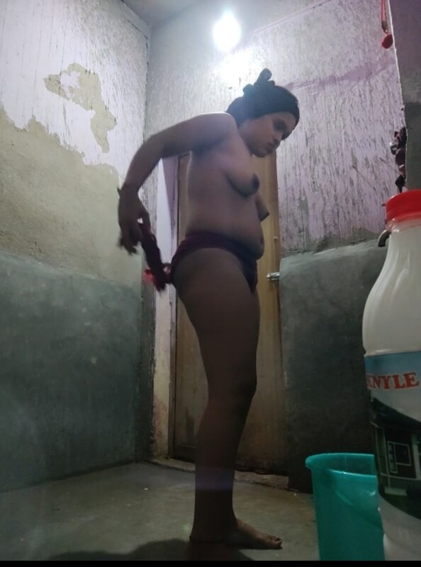 Indian TikTok girl nude bathing photos exposed