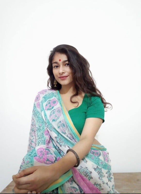 Sexy figure in saree boobs showing on video call