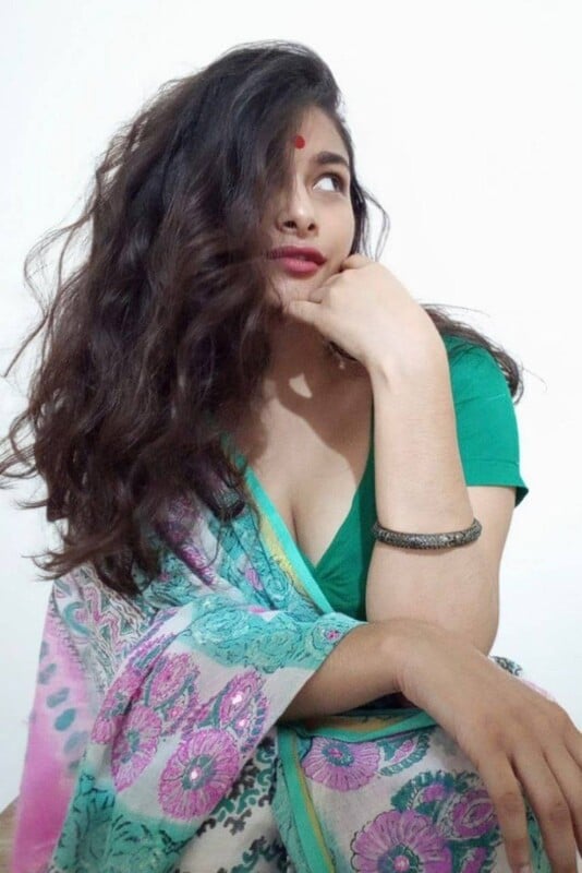 Sexy figure in saree boobs showing on video call