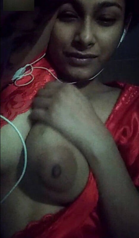 Sexy figure in saree boobs showing on video call