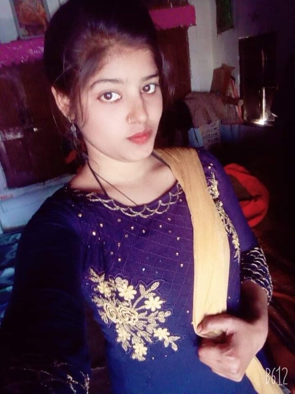 GF exposing nude figure for boyfriend photos