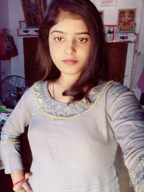 GF exposing nude figure for boyfriend photos