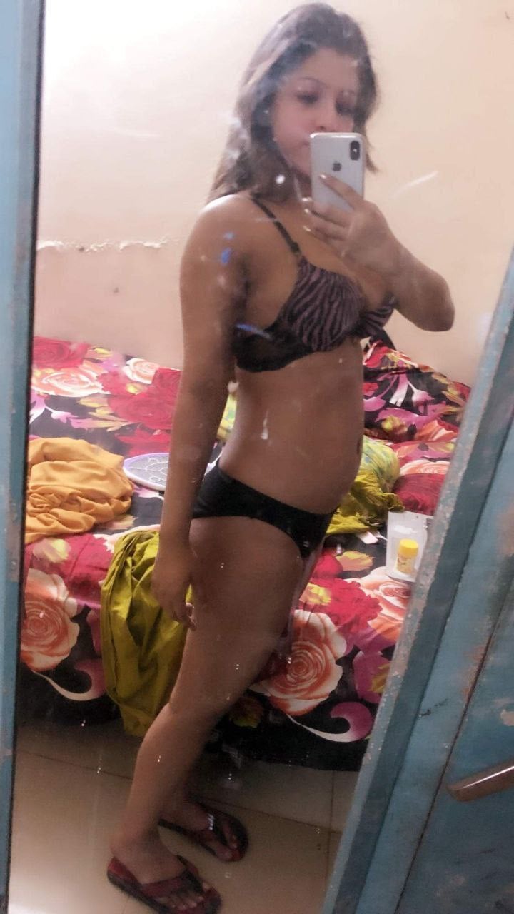 High class Desi girl mirror naked photos released