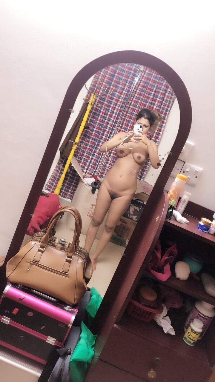 High class Desi girl mirror naked photos released